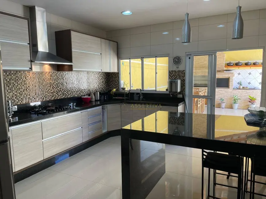 Sobrado com 3 quartos à venda, 250m2 em Sao Jose Dos Campos - SP - imagem 2 Foto 2 de Sobrado com 3 quartos à venda, 250m2 em Sao Jose Dos Campos - SP