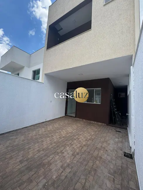 Foto 2 de Casa com 3 quartos à venda, 90m2 em Sarzedo - MG