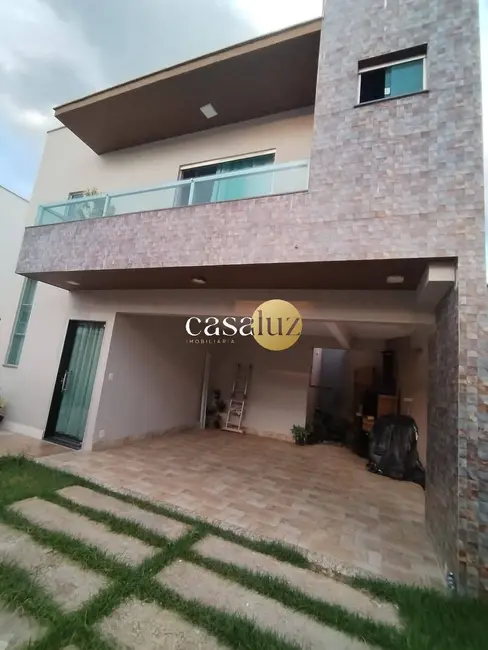 Foto 1 de Casa com 3 quartos à venda, 143m2 em Sarzedo - MG