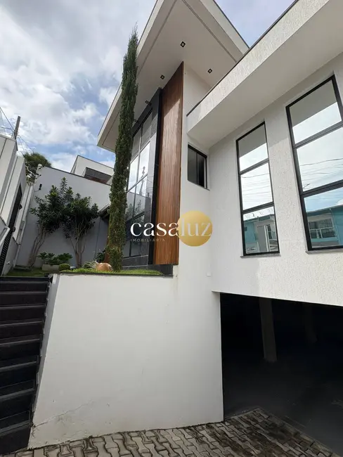 Foto 1 de Casa com 3 quartos à venda, 184m2 em Sarzedo - MG