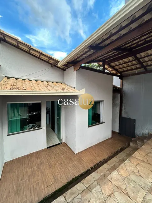 Foto 1 de Casa com 2 quartos à venda, 180m2 em Mario Campos - MG