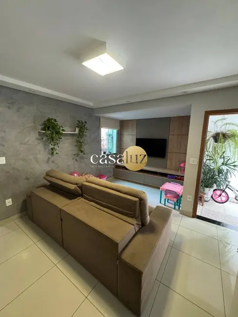 Foto 2 de Casa com 3 quartos à venda, 127m2 em Sarzedo - MG