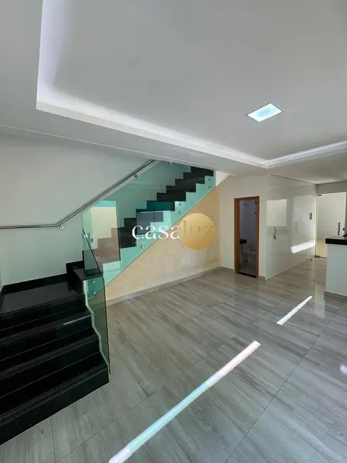 Foto 2 de Casa com 3 quartos à venda, 215m2 em Sarzedo - MG