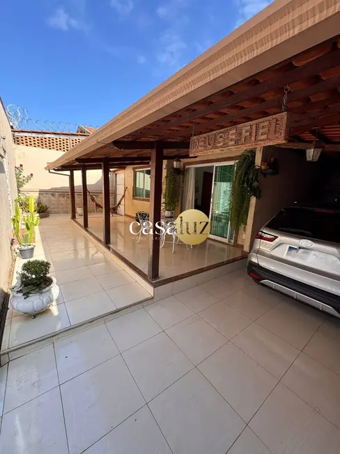 Foto 1 de Casa com 3 quartos à venda, 231m2 em Sarzedo - MG