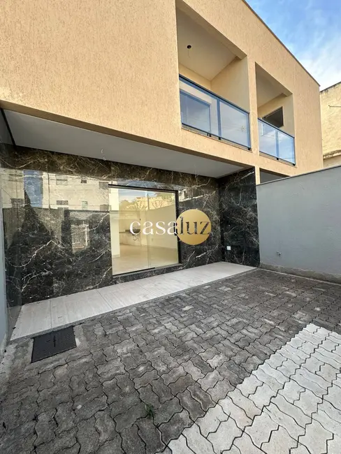 Foto 1 de Casa com 3 quartos à venda, 125m2 em Sarzedo - MG