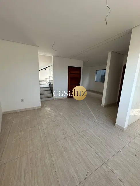Foto 1 de Casa com 3 quartos à venda, 250m2 em Sarzedo - MG