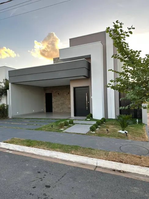 Foto 1 de Casa com 3 quartos à venda, 250m2 em Cuiaba, MT
