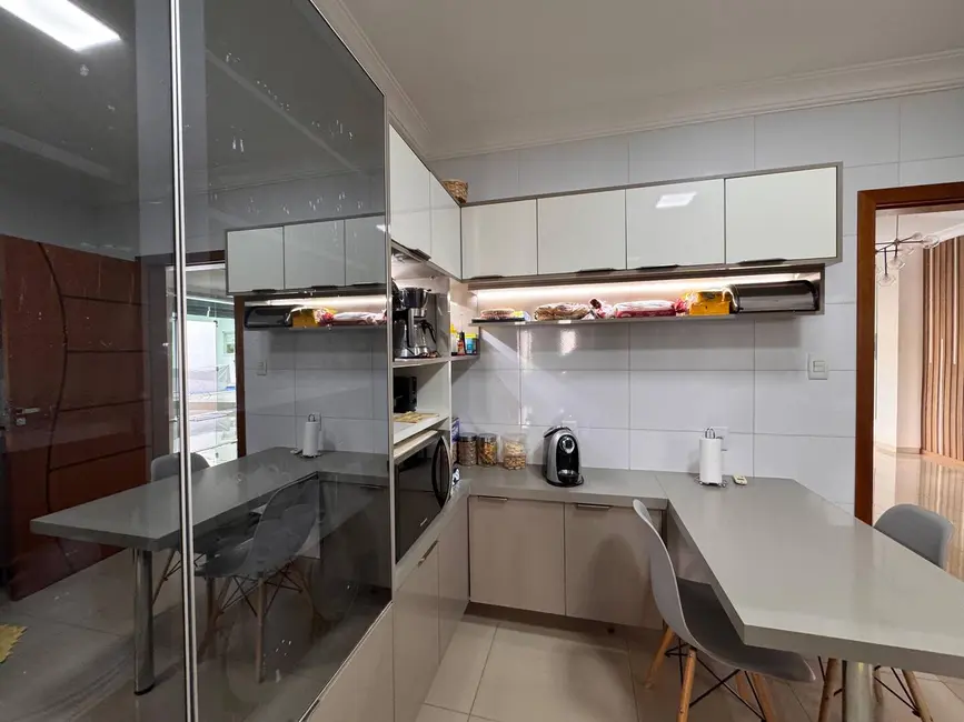 Casa com 4 quartos à venda, 360m2 em Jardim Shangri-Lá, Cuiaba - MT - imagem 4 Foto 4 de Casa com 4 quartos à venda, 360m2 em Jardim Shangri-Lá, Cuiaba - MT