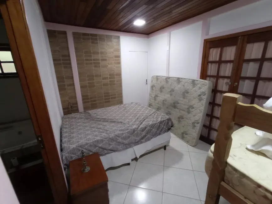 Casa com 4 quartos para alugar em Santa Isabel - SP - imagem 8 Foto 8 de Casa com 4 quartos para alugar em Santa Isabel - SP