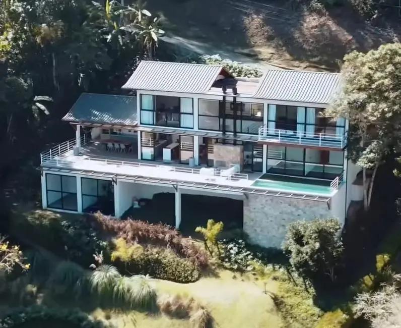 Casa com 5 quartos à venda, 1200m2 em Itaipava, Petropolis - RJ - imagem 3 Foto 3 de Casa com 5 quartos à venda, 1200m2 em Itaipava, Petropolis - RJ