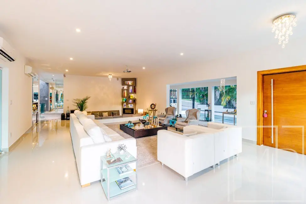 Casa com 7 quartos à venda, 1432m2 em Cachoeira, Atibaia - SP - imagem 3 Foto 3 de Casa com 7 quartos à venda, 1432m2 em Cachoeira, Atibaia - SP