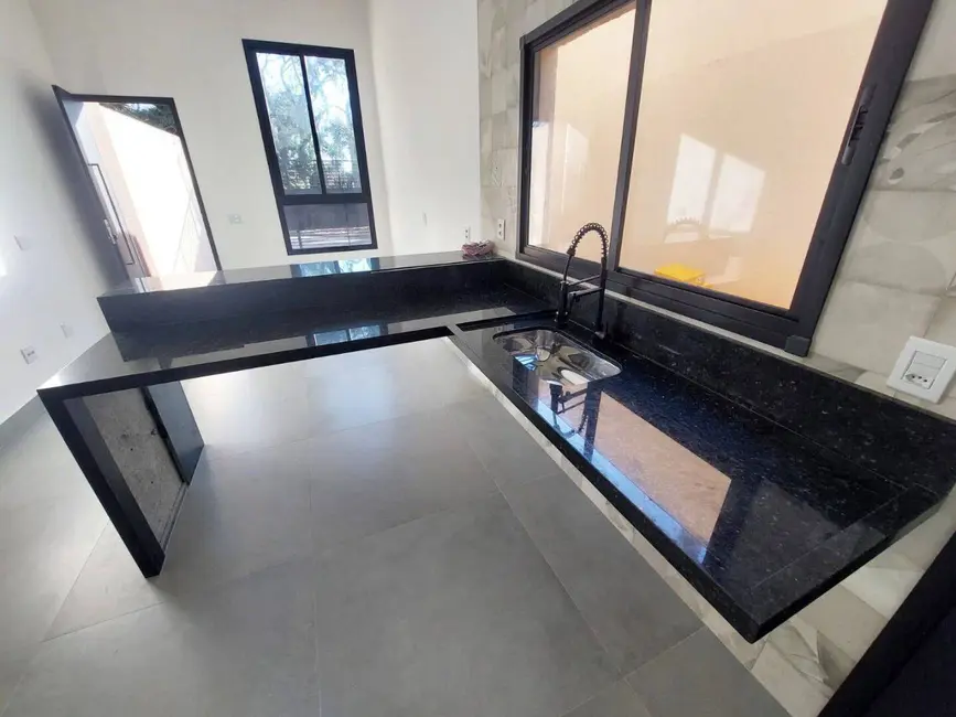 Casa com 3 quartos à venda, 200m2 em Jardim dos Pinheiros, Atibaia - SP - imagem 2 Foto 2 de Casa com 3 quartos à venda, 200m2 em Jardim dos Pinheiros, Atibaia - SP
