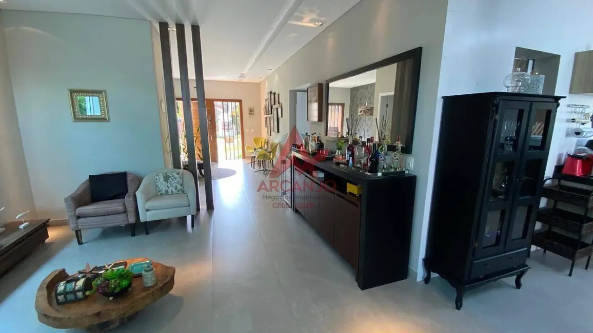 Foto 9 de Casa com 5 quartos à venda, 283m2 em Ubatuba - SP