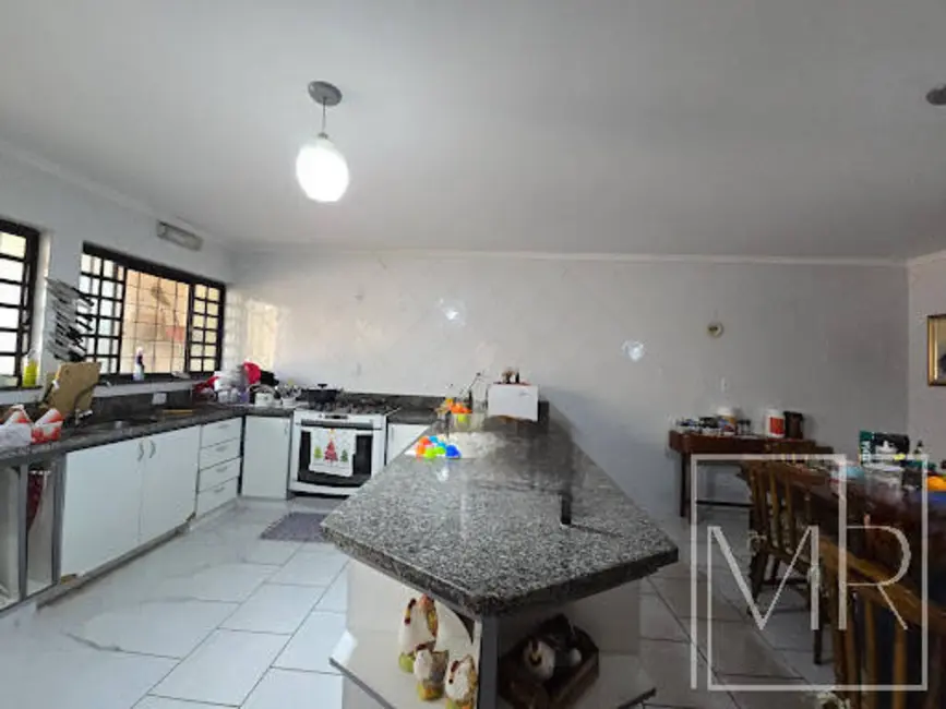 Casa com 4 quartos à venda, 300m2 em Jardim do Lago, Atibaia - SP - imagem 8 Foto 8 de Casa com 4 quartos à venda, 300m2 em Jardim do Lago, Atibaia - SP