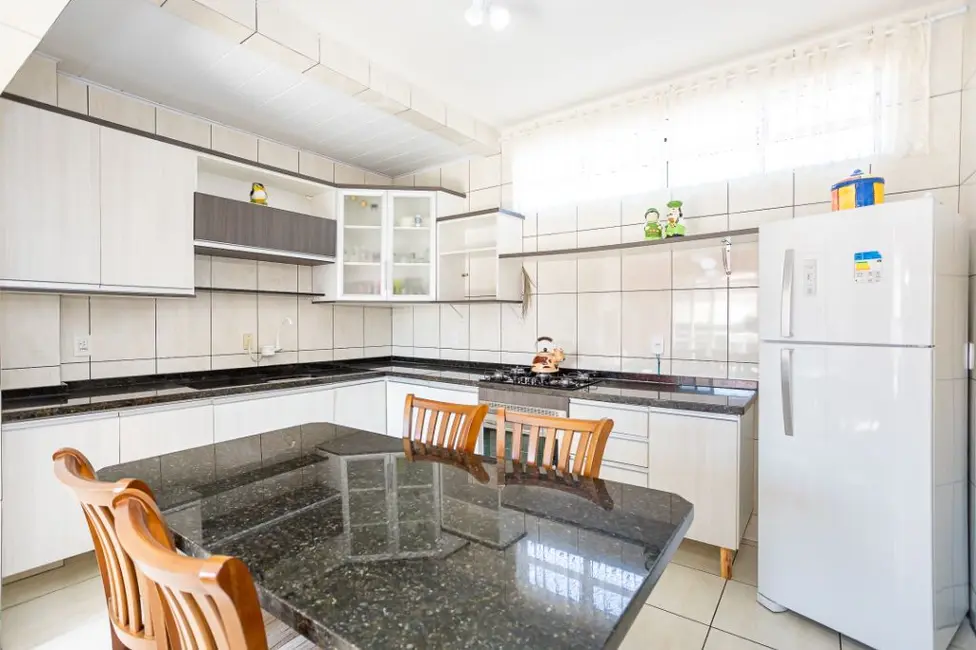 Foto 1 de Sobrado com 3 quartos à venda, 280m2 em Sítio Cercado, Curitiba - PR
