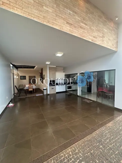 Casa com 2 quartos à venda, 176m2 em Parque Laranjeiras, Rio Verde - GO - imagem 1 Foto 1 de Casa com 2 quartos à venda, 176m2 em Parque Laranjeiras, Rio Verde - GO