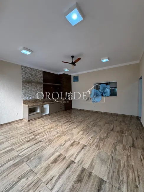 Foto 2 de Casa com 3 quartos à venda, 110m2 em Parque das Laranjeiras Prolongamento, Rio Verde - GO