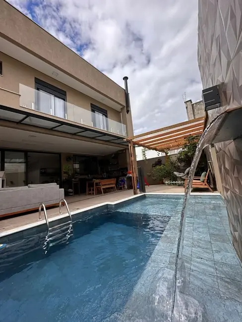 Chácara com 3 quartos à venda, 230m2 em Jardim Maria Amélia, Jacarei - SP - imagem 3 Foto 3 de Chácara com 3 quartos à venda, 230m2 em Jardim Maria Amélia, Jacarei - SP
