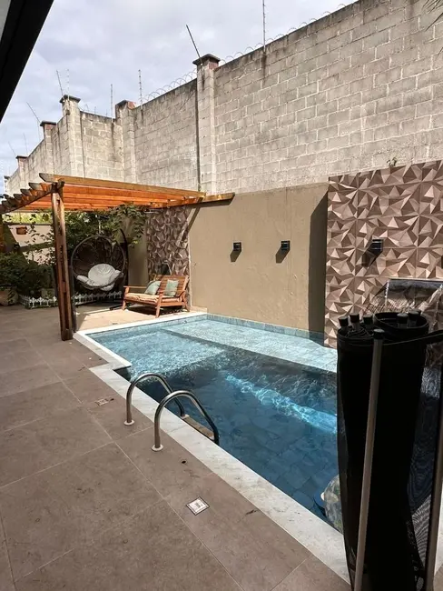 Chácara com 3 quartos à venda, 230m2 em Jardim Maria Amélia, Jacarei - SP - imagem 8 Foto 8 de Chácara com 3 quartos à venda, 230m2 em Jardim Maria Amélia, Jacarei - SP
