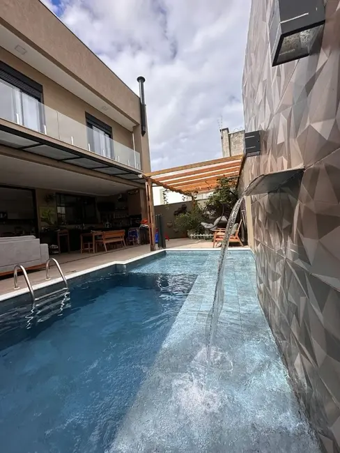 Chácara com 3 quartos à venda, 230m2 em Jardim Maria Amélia, Jacarei - SP - imagem 1 Foto 1 de Chácara com 3 quartos à venda, 230m2 em Jardim Maria Amélia, Jacarei - SP