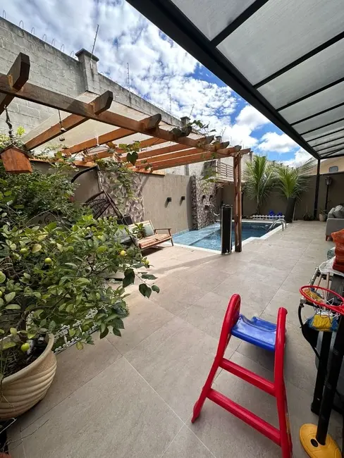 Chácara com 3 quartos à venda, 230m2 em Jardim Maria Amélia, Jacarei - SP - imagem 6 Foto 6 de Chácara com 3 quartos à venda, 230m2 em Jardim Maria Amélia, Jacarei - SP