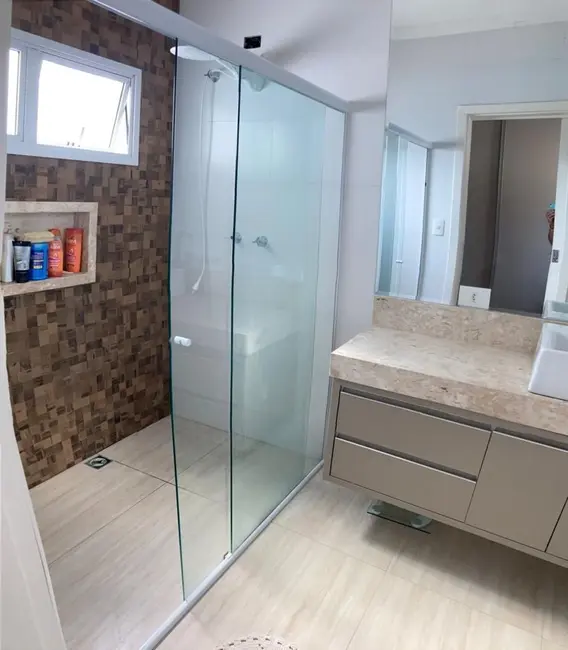 Chácara com 4 quartos à venda, 200m2 em Jardim Crystal Park, Jacarei - SP - imagem 8 Foto 8 de Chácara com 4 quartos à venda, 200m2 em Jardim Crystal Park, Jacarei - SP
