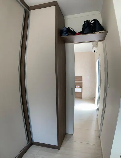 Chácara com 4 quartos à venda, 200m2 em Jardim Crystal Park, Jacarei - SP - imagem 9 Foto 9 de Chácara com 4 quartos à venda, 200m2 em Jardim Crystal Park, Jacarei - SP