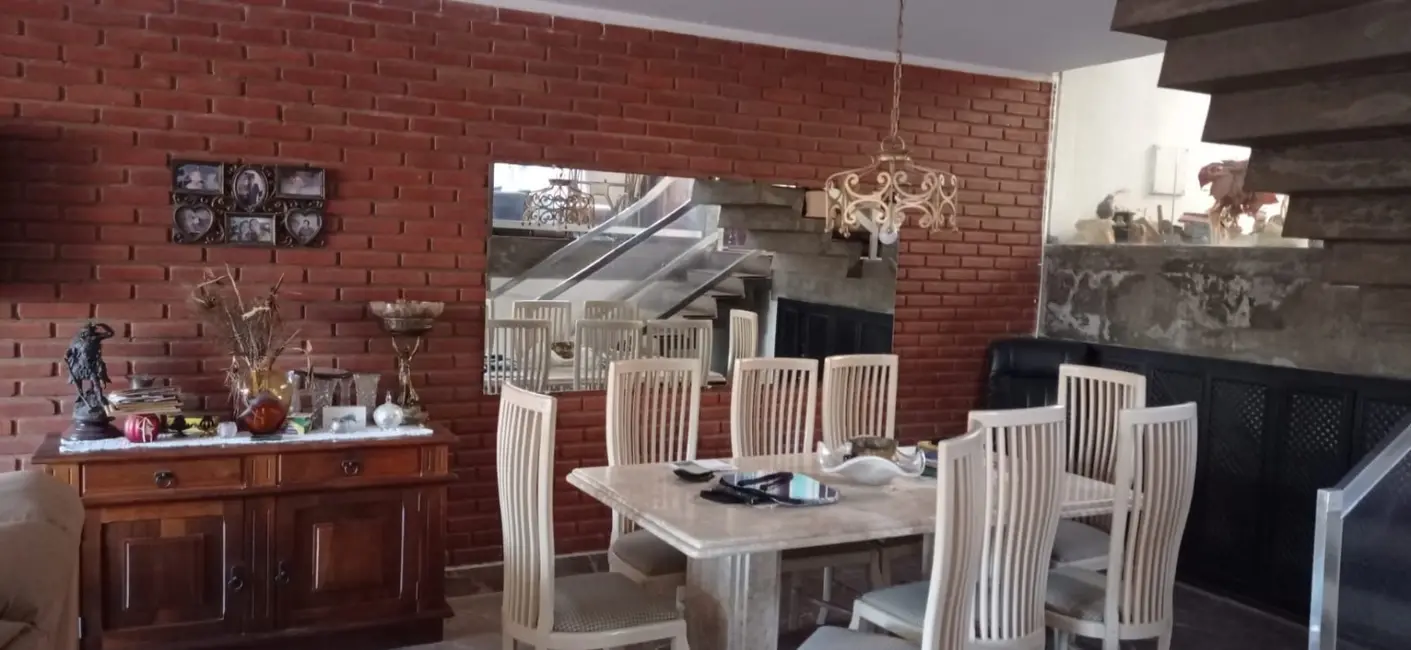 Casa com 4 quartos à venda, 220m2 em Centro, Jacarei - SP - imagem 2 Foto 2 de Casa com 4 quartos à venda, 220m2 em Centro, Jacarei - SP