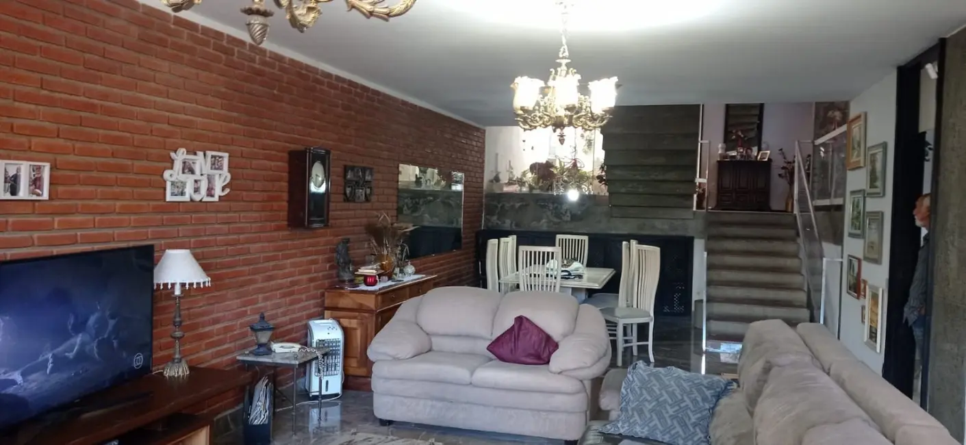 Casa com 4 quartos à venda, 220m2 em Centro, Jacarei - SP - imagem 3 Foto 3 de Casa com 4 quartos à venda, 220m2 em Centro, Jacarei - SP