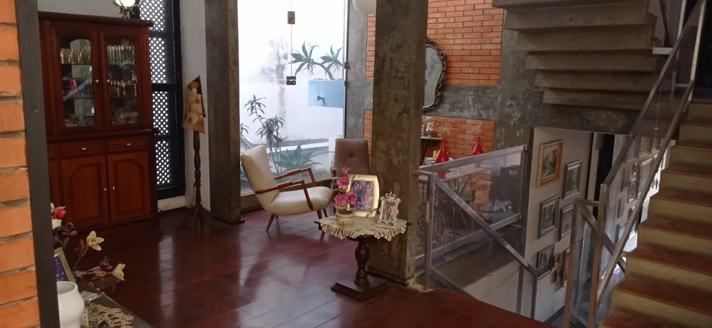 Casa com 4 quartos à venda, 220m2 em Centro, Jacarei - SP - imagem 1 Foto 1 de Casa com 4 quartos à venda, 220m2 em Centro, Jacarei - SP