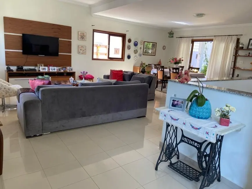 Sobrado com 3 quartos à venda, 255m2 em Jacarei - SP - imagem 4 Foto 4 de Sobrado com 3 quartos à venda, 255m2 em Jacarei - SP