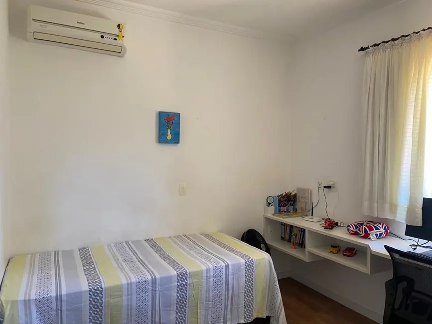 Sobrado com 3 quartos à venda, 255m2 em Jacarei - SP - imagem 8 Foto 8 de Sobrado com 3 quartos à venda, 255m2 em Jacarei - SP