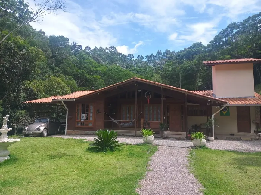 Chácara com 4 quartos à venda, 300m2 em Paraibuna - SP - imagem 1 Foto 1 de Chácara com 4 quartos à venda, 300m2 em Paraibuna - SP
