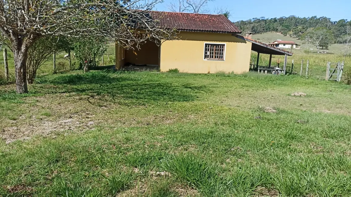 Chácara com 2 quartos à venda, 200m2 em Paraibuna - SP - imagem 1 Foto 1 de Chácara com 2 quartos à venda, 200m2 em Paraibuna - SP