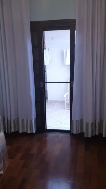 Sobrado com 3 quartos à venda, 170m2 em Sao Jose Dos Campos - SP - imagem 5 Foto 5 de Sobrado com 3 quartos à venda, 170m2 em Sao Jose Dos Campos - SP