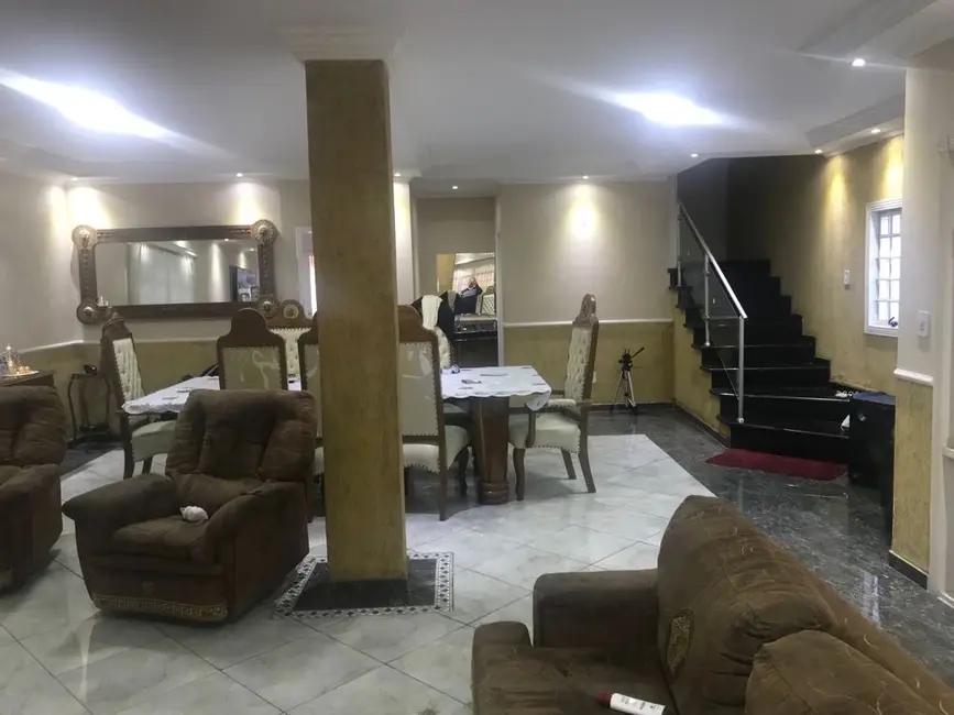 Sobrado com 4 quartos à venda e para alugar, 400m2 em Sao Jose Dos Campos - SP - imagem 8 Foto 8 de Sobrado com 4 quartos à venda e para alugar, 400m2 em Sao Jose Dos Campos - SP