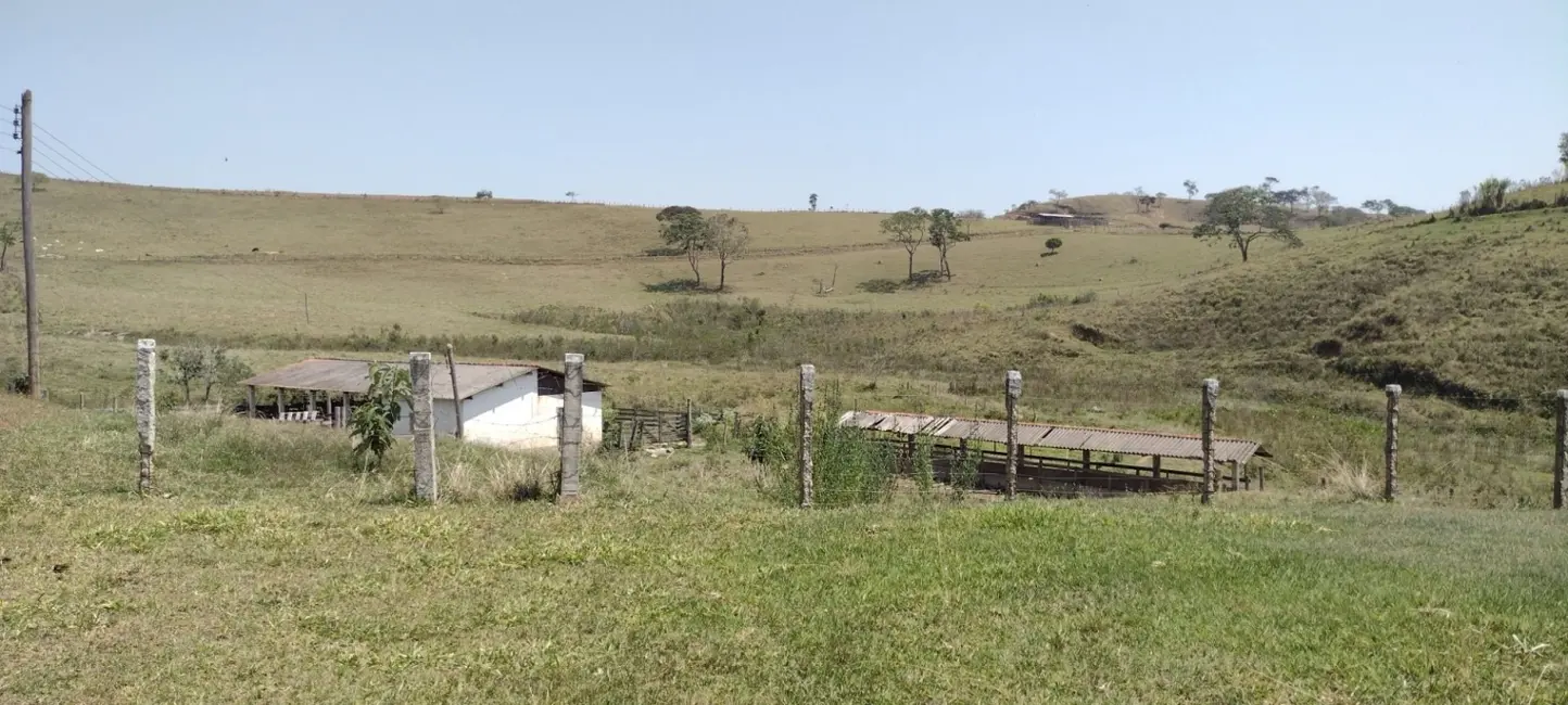 Foto 2 de Fazenda / Haras com 3 quartos à venda, 100m2 em Centro, Guaratingueta - SP
