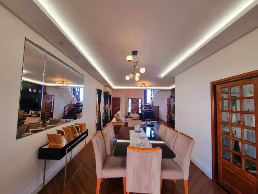 Casa com 4 quartos à venda e para alugar, 278m2 em Sao Jose Dos Campos - SP - imagem 5 Foto 5 de Casa com 4 quartos à venda e para alugar, 278m2 em Sao Jose Dos Campos - SP