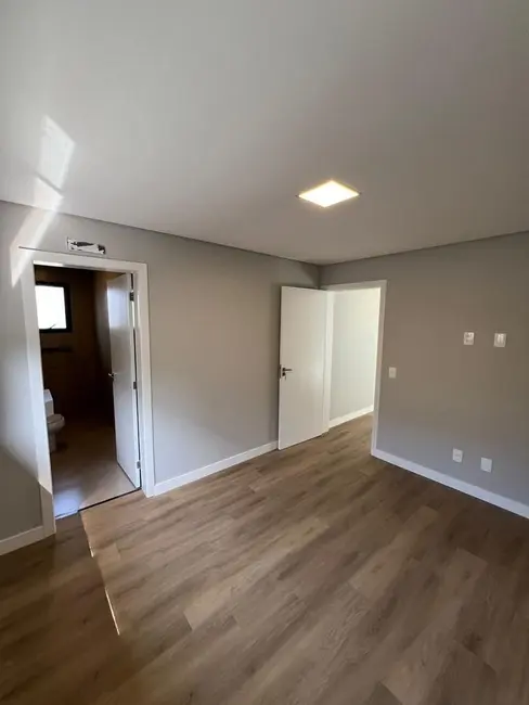 Sobrado com 3 quartos à venda, 247m2 em Sao Jose Dos Campos - SP - imagem 5 Foto 5 de Sobrado com 3 quartos à venda, 247m2 em Sao Jose Dos Campos - SP