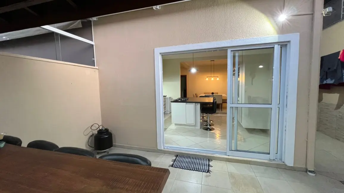 Sobrado com 3 quartos à venda, 206m2 em Sao Jose Dos Campos - SP - imagem 4 Foto 4 de Sobrado com 3 quartos à venda, 206m2 em Sao Jose Dos Campos - SP