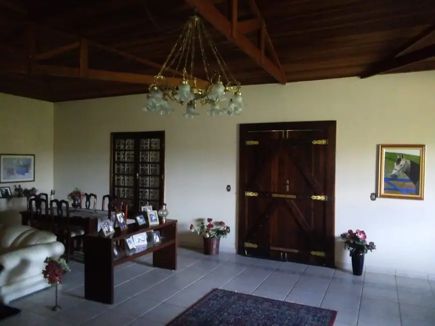 Foto 3 de Sítio / Rancho com 5 quartos à venda, 200m2 em Vila Santos, Cacapava - SP