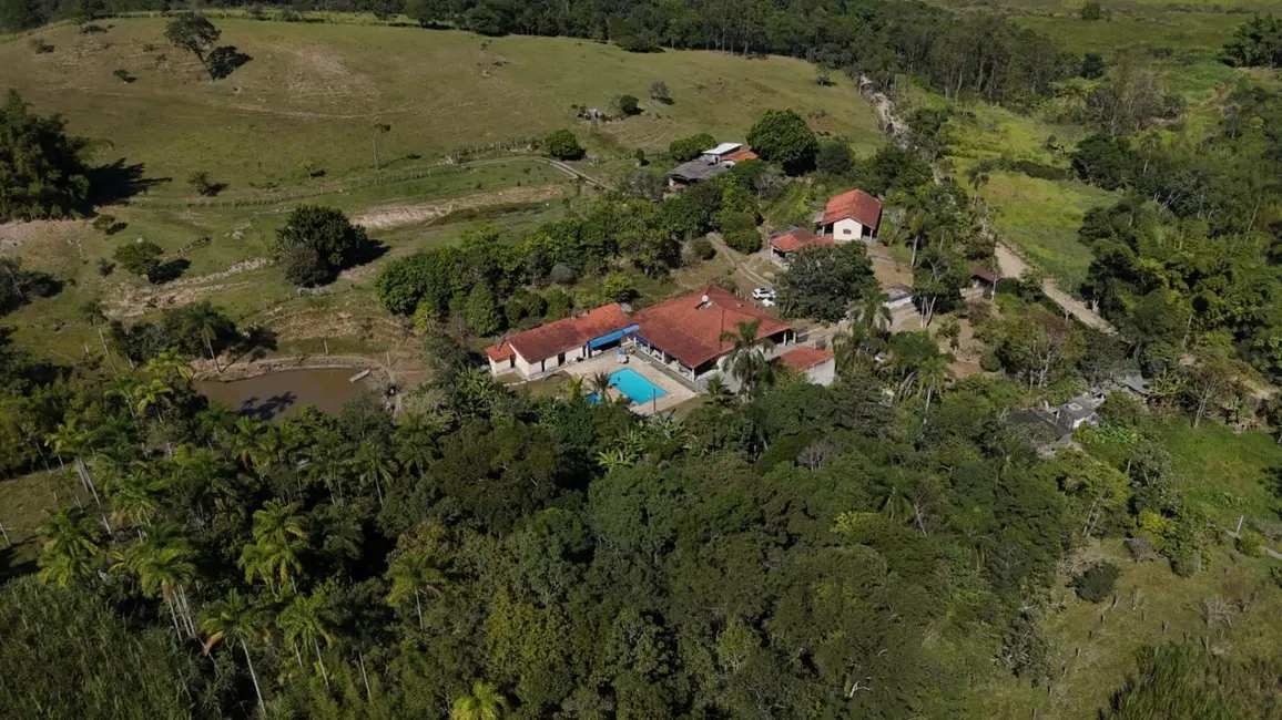 Sítio / Rancho com 5 quartos à venda, 200m2 em Sao Jose Dos Campos - SP - imagem 6 Foto 6 de Sítio / Rancho com 5 quartos à venda, 200m2 em Sao Jose Dos Campos - SP