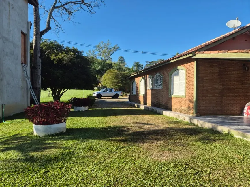 Sítio / Rancho com 3 quartos à venda, 200m2 em Sao Jose Dos Campos - SP - imagem 3 Foto 3 de Sítio / Rancho com 3 quartos à venda, 200m2 em Sao Jose Dos Campos - SP