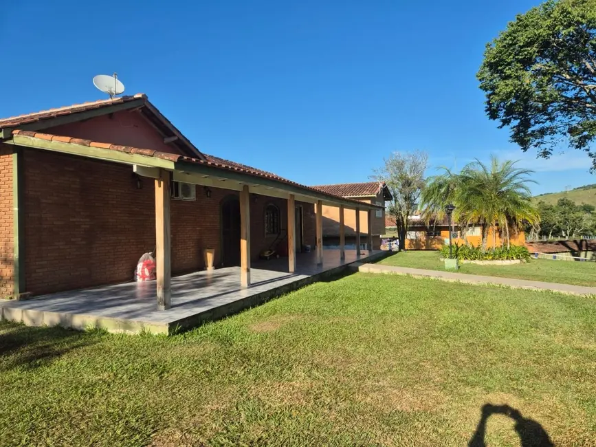 Sítio / Rancho com 3 quartos à venda, 200m2 em Sao Jose Dos Campos - SP - imagem 2 Foto 2 de Sítio / Rancho com 3 quartos à venda, 200m2 em Sao Jose Dos Campos - SP