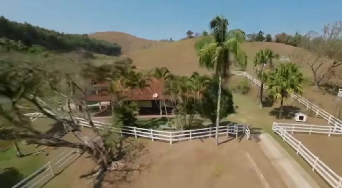 Sítio / Rancho com 3 quartos à venda, 250m2 em Paraibuna - SP - imagem 2 Foto 2 de Sítio / Rancho com 3 quartos à venda, 250m2 em Paraibuna - SP
