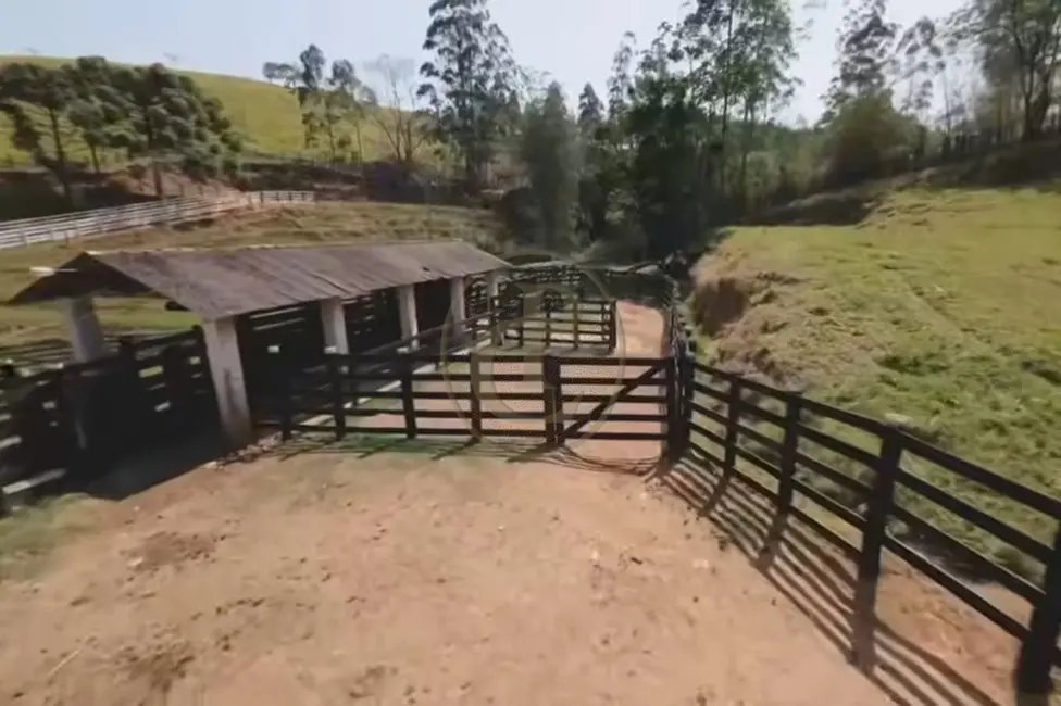 Sítio / Rancho com 3 quartos à venda, 250m2 em Paraibuna - SP - imagem 4 Foto 4 de Sítio / Rancho com 3 quartos à venda, 250m2 em Paraibuna - SP