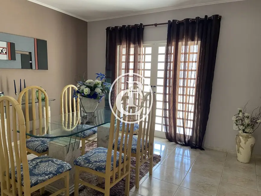 Foto 2 de Chácara com 4 quartos à venda, 190m2 em Chácara Santa Cecília, Cacapava - SP