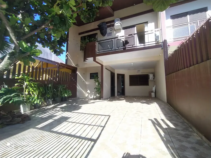 Foto 1 de Sobrado com 4 quartos à venda, 135m2 em Itapoa - SC