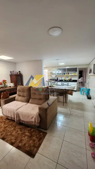 Casa com 3 quartos à venda, 190m2 em Parque Jaçatuba, Santo Andre - SP - imagem 3 Foto 3 de Casa com 3 quartos à venda, 190m2 em Parque Jaçatuba, Santo Andre - SP