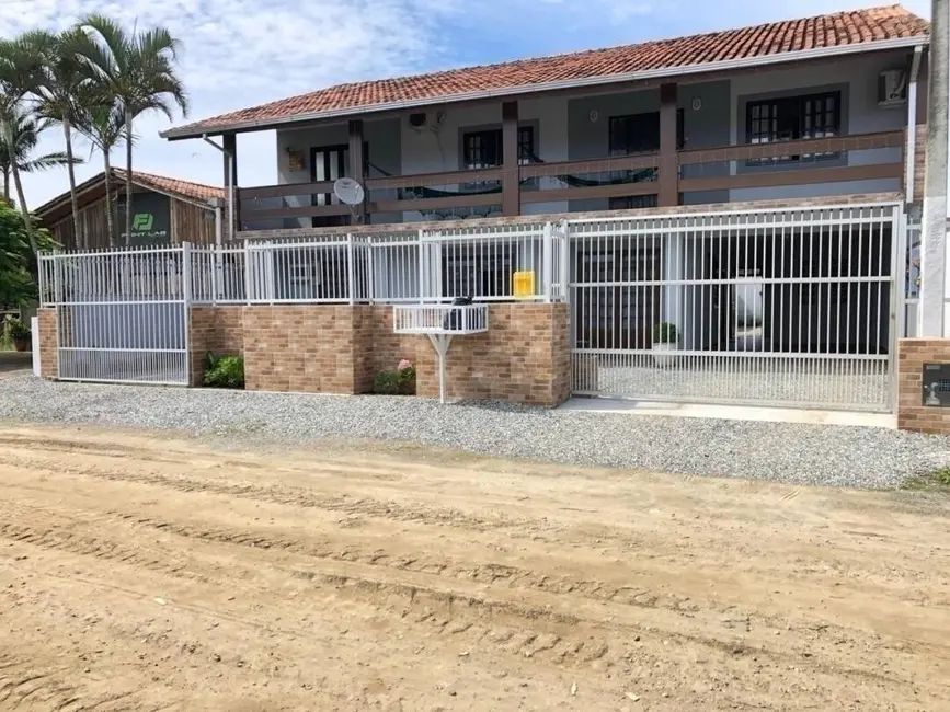 Foto 2 de Sobrado com 6 quartos à venda, 220m2 em Centro, Balneario Barra Do Sul - SC